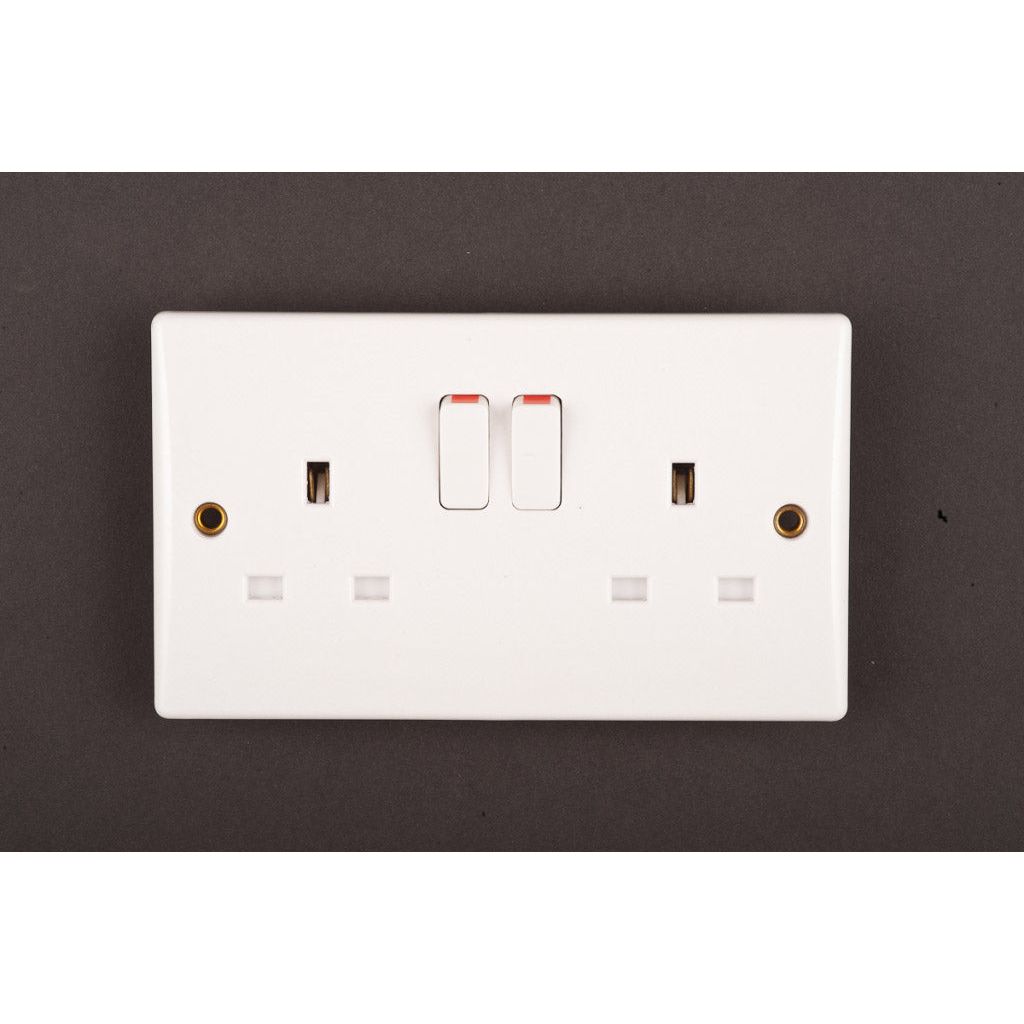 JDS Electricals Slimline Switched Socket Outlet to BS1363